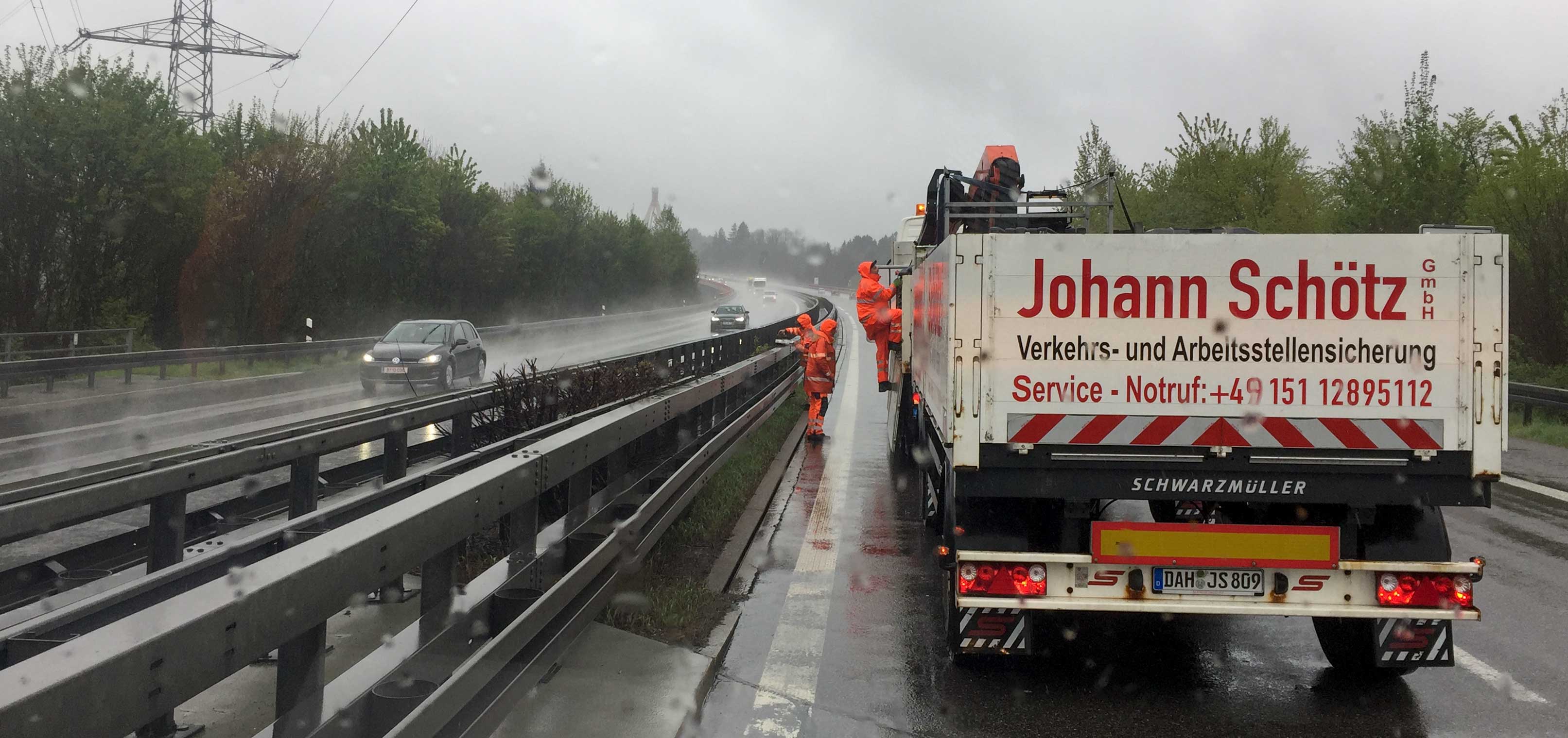 Firmen-LKW im Regen